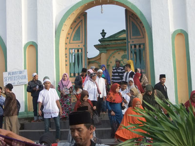 Warga kembali ke Bis setelah berziarah di pemakaman Astatinggi - Kabupaten Sumenep
