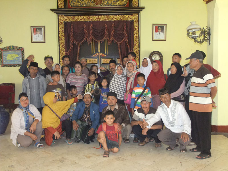Warga RW 5 Desa Torongrejo foto bersama di Keraton Sumenep, Madura